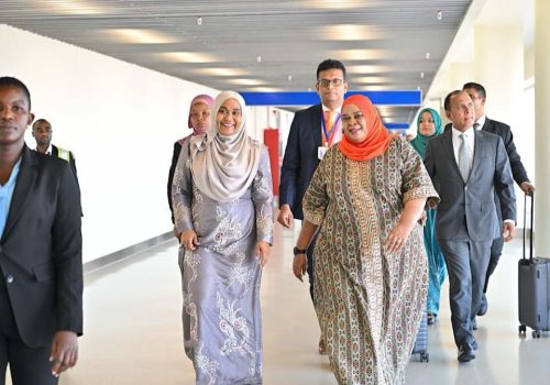 މެޑަމް ސާޖިދާ ޓެންޒޭނިއާއަށް ވަޑައިގަތުމުން ހޫނު މަރުހަބާއެއް ކިޔުން / ފޮޓޯ: ރައީސްއޮފީސް