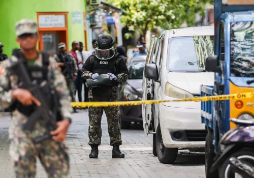 ގަލޮޅު ކަންމަތީގައި އޮތް ވޭނެއްގައި އެއްޗެއް ގޮވުން  --  ފޮޓޯ: ނަޒީމް ނައުޝާދު / ރާއްޖެ 24