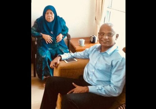 ކުރީގެ ރައީސް އިބްރާހިމް މުޙައްމަދު ޞާލިހާއި އެ މަނިކުފާނުގެ މަންމާފުޅު -- ފޮޓޯ: ސަން