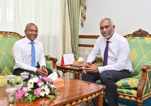 ދި ޑިމޮކްރެޓްސްގެ ރައީސް ހަސަން ލަތީފާ އެކު ރައީސް ޑރ. މުހައްމަދު މުއިއްޒު -- ފޮޓޯ: ރައީސް އޮފީސް