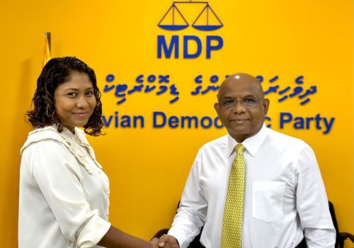 24 ޖުލައި 2024، އެމްޑީޕީގެ ނައިބު ރައީސްގެ މަގާމަށް އައްޔަންކުރެއްވި ހިސާން ހުސައިން އެ ޕާޓީގެ ރައީސް އަބްދުﷲ ޝާހިދުއާއި ސަލާމް ކުރައްވަނީ ---- ފޮޓޯ: އެމްޑީޕީ