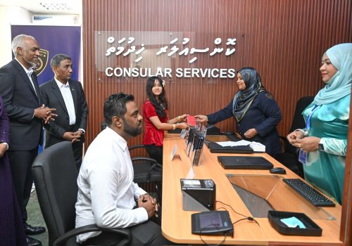 ދިވެހި ޕާސްޕޯޓާއި އައިޑީކާޑް ގެ ހިދުމަތް ރަސްމީކޮށް ލަންކާގައި ފެށުން... ފޮޓޯ ؛ ރައީސް އޮފީސް