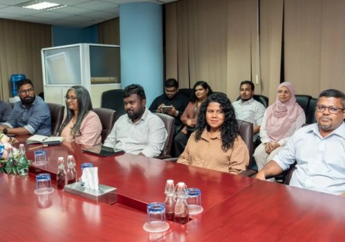 ހުއިފިލަނޑާ އެކްސްޕޯޓް ކުރާ ފަރާތްތަކަށް ދިމާވެފައިވާ ދަތިތައް ހައްލުކުރުމަށް މަޝްވަރާކުރުން. ފޮޓޯ؛މަސްވެރިކަމާ ބެހޭ ވުޒާރާ.