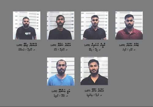 ކުށްވެރިންނަށް ފޯނާއި މަސްތުވާތަކެއްޗާއި އެހެނިހެން ސާމާނު ފޯރުކޮށްދެމުންދިޔަ ކަމުގެ ތުހުމަތުގައި ހައްޔަރުކުރި ބައެއް އޮފިސަރުން --- ފޮޓޯ: ފުލުހުން