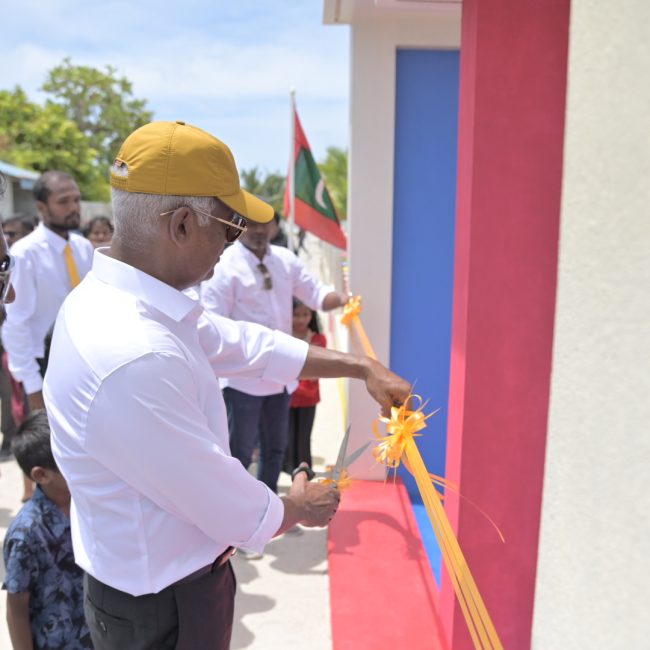 ހއ. ތުރާކުނު ފުޓުބޯޅަދަނޑާއި ކުޑަކުދިންގެ ޕާކު ހުޅުއްވައިދެއްވުން،  ޕޯޓޮ : ރައީސް އޮފީސް