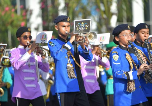 27 ޖުލައި 2023: 59ވަނަ މިނިވަންދުވަހުގެ މުނާޞަބަތުގައި މިއަދު ބޭއްވި، އަސްކަރީ ޙަރަކާތްތައް ހިމެނޭ ޕެރޭޑާއި ދިވެހިރާއްޖޭގެ ޤައުމީ ކެޑޭޓްކޯގެ ޕެރޭޑާއި ރޫޓް މާޗް ރައީސުލްޖުމްހޫރިއްޔާ އިބްރާހީމް މުޙައްމަދު ޞާލިޙާއި، އެމަނިކުފާނުގެ އަނބިކަނބަލުން ފަޒްނާ އަޙްމަދު ބައްލަވާލައްވައިފި: ޕޯޓޯ ރައިސް އޯފީސް