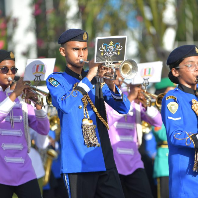 27 ޖުލައި 2023: 59ވަނަ މިނިވަންދުވަހުގެ މުނާޞަބަތުގައި މިއަދު ބޭއްވި، އަސްކަރީ ޙަރަކާތްތައް ހިމެނޭ ޕެރޭޑާއި ދިވެހިރާއްޖޭގެ ޤައުމީ ކެޑޭޓްކޯގެ ޕެރޭޑާއި ރޫޓް މާޗް ރައީސުލްޖުމްހޫރިއްޔާ އިބްރާހީމް މުޙައްމަދު ޞާލިޙާއި، އެމަނިކުފާނުގެ އަނބިކަނބަލުން ފަޒްނާ އަޙްމަދު ބައްލަވާލައްވައިފި: ޕޯޓޯ ރައިސް އޯފީސް