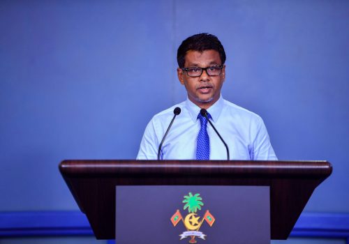 ރައީސުލްޖުމްހޫރިއްޔާގެ އޮފީހުގައި ބޭއްވި ނޫސްވެރިންގެ ބައްދަލުވުމުގައި ޕަބްލިކް ޕޮލިސީ ސެކްރެޓަރީ އަބްދުﷲ ނާޒިމް ވާހަކަފުޅުދައްކަވަނީ