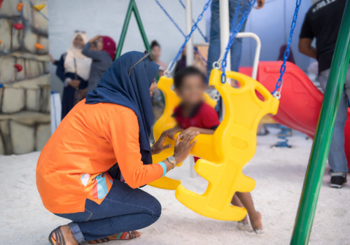 މަންމައަކު އޭނާގެ ދަރިފުޅާއެކު---ފޮޓޯ: ކޯޕަރޭޓް މޯލްޑިވެސް