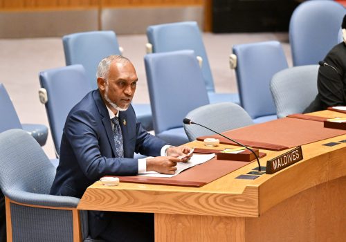 އީސުލްޖުމްހޫރިއްޔާ ޑރ. މުޙައްމަދު މުޢިއްޒު އދ. ސަލާމަތީ މަޖިލީހުގައި ތާރީޚީ ބަޔާނެއް ދެއްވައިފިަ. ދިވެހިރާއްޖެ އދ.ގެ މެންބަރަކަށްވީތާ 59 އަހަރުގެ ތެރޭގައި، ދިވެހި ރައީސ ރައީސަކު ސަލާމަތީ މަޖިލީހުގައި ބަޔާނެއް ދެއްވީ މިއީ ފުރަތަމަ ފަހަރު.
ފޮޓޯ: ރައީސް އޮފީސް