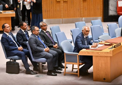 ސަލާމަތީ މަޖިލީހުގެ އޮނިގަނޑަށް މުހިންމު އިސްލާޙުތަކެއް ގެނައުމަށް ރައީސް މުޢިއްޒު ހުށަހަޅުއްވައިފިއެވެ. މިގޮތުން، ލިޔެކިޔުންތަކުގެ މައްޗަށް ބިނާކޮށްގެން ކުރާ މަޝްވަރާގެ އަލީގައި އިންޓަރގަވަމެންޓަލް ޕްރޮސެސްއެއް ފެށުމަށް ގޮވާލައްވާފައިވެއެވެ.
ފޯޓޯ ކްރެޑިޓް: ރައީސް އޮފީސް