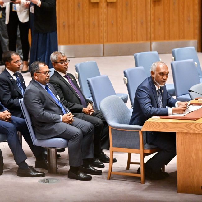 ސަލާމަތީ މަޖިލީހުގެ އޮނިގަނޑަށް މުހިންމު އިސްލާޙުތަކެއް ގެނައުމަށް ރައީސް މުޢިއްޒު ހުށަހަޅުއްވައިފިއެވެ. މިގޮތުން، ލިޔެކިޔުންތަކުގެ މައްޗަށް ބިނާކޮށްގެން ކުރާ މަޝްވަރާގެ އަލީގައި އިންޓަރގަވަމެންޓަލް ޕްރޮސެސްއެއް ފެށުމަށް ގޮވާލައްވާފައިވެއެވެ.
ފޯޓޯ ކްރެޑިޓް: ރައީސް އޮފީސް