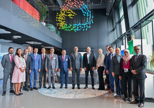 ގޫގުލްގެ ކުލަގަދަ އޮފީސް ތެރޭގައި ރައީސް މުޢިއްޒު، ކެރެން ދޭހަތް އަދި އެހެނިހެން ގޫގުލްގެ ވެރިން ގްރޫޕް ފޮޓޯއަކަށް ޕޯޒުދެއްވާ މަންޒަރު.
