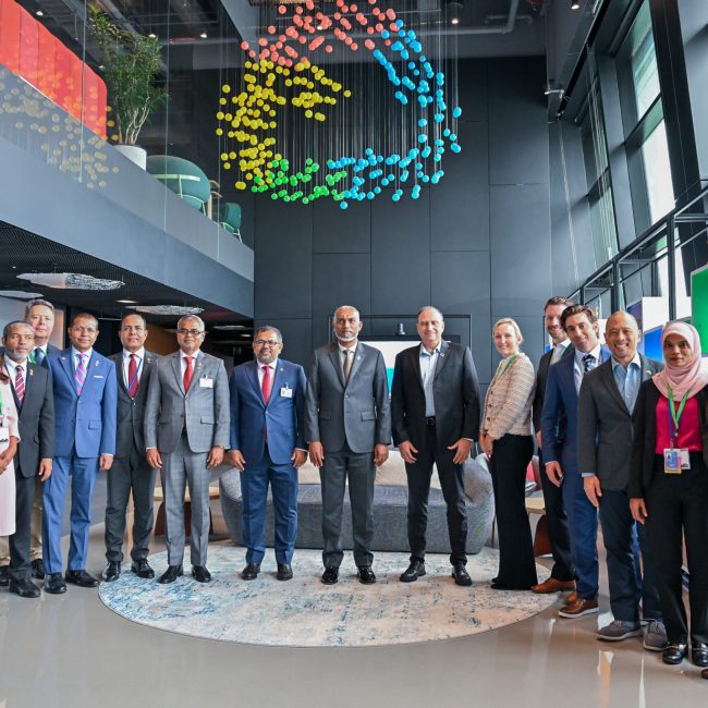 ގޫގުލްގެ ކުލަގަދަ އޮފީސް ތެރޭގައި ރައީސް މުޢިއްޒު، ކެރެން ދޭހަތް އަދި އެހެނިހެން ގޫގުލްގެ ވެރިން ގްރޫޕް ފޮޓޯއަކަށް ޕޯޒުދެއްވާ މަންޒަރު.