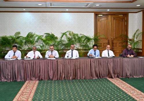 މެދުއިރުމަތީގެ ނުތަނަވަސްކަމާ ގުޅިގެން ސަރުކާރުން އަޅަމުންދާ ފިޔަވަޅުތަކުގެ މަޢުލޫމާތު ޚާއްޞަ ކެބިނެޓް ކޮމިޓީން މީޑިއާއަށް މަޢުލޫމާތު ދިނުން : ފޮޓޯ: ރައިސް އޮފީސް