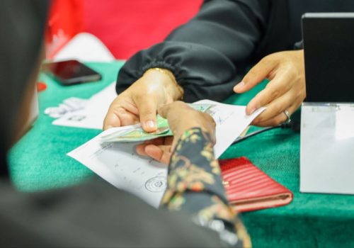 ޒަކާތު ހައުސް އިން ފިތުރު ޒަކާތް ބަލައިގަންނަނީ --  ފޮޓޯ: މޯލްޑިވްސް ޒަކާތު ހައުސް