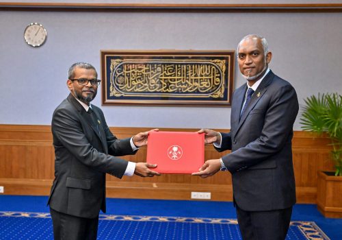 އީސީގެ މެންބަރުކަމުގެ މަގާމުގެ ލިޔުންކޮޅު މުހައްމަދު ޝަކީލަށް ރައީސް މުއިއްޒު ހަވާލުކުރައްވަނީ
