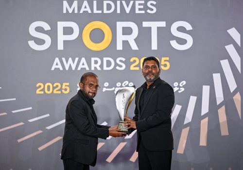 ރާއްޖޭގެ ކުޅިވަރަށް ޚިދުމަތްކުރުމުގެ ޙާއްސަ އެވޯޑު، ސާއިދު އަޙްމަދަށް އަރުވަނީ -- ފޮޓޯ: ރައީސް އޮފީސް