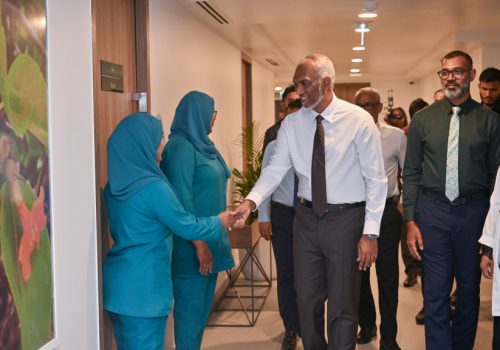 ދަރުމަވަންތަ ހޮސްޕިޓަލަށް ކުރެއްވި ޒިޔާރަތެއްގަި،އި ރައީސް ޑރ.މުހައްމަދު މުއިއްޒު ނަރުހުންނާ ސަލާމް ކުރައްވަނީ----ފޮޓޯ:ރައީސްއޮފީސް