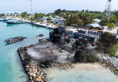 ފީއަލީ ބަނދަރުގައި އޮތް ތެޔޮ އުފުލާ ދޯންޏެއްގައި ރޯވެ އަލިފާނުގެ ހާދިސާ ހިނގި ސަރަހައްދު -- ފޮޓޯ: ފިޝަރީޒް މިނިސްޓްރީ