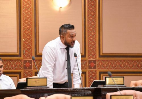ރައްޔިތުންގެ މަޖިލީހުގެ ހިތަދޫ އުތުރު ދާއިރާގެ ގޮނޑި ގެއްލުނު މުހައްމަދު ސިނާން -- ފޮޓޯ: މަޖިލިސް