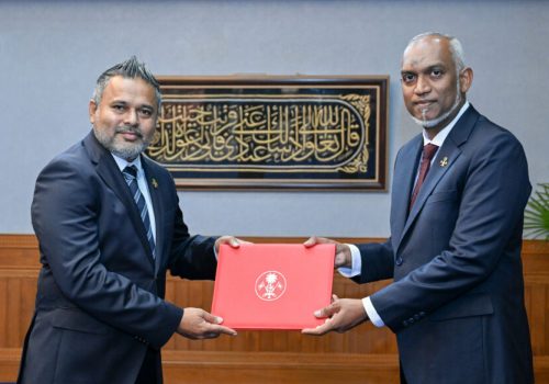 ރައީސް ޑރ. މުހައްމަދު މުއިއްޒު، މިނިސްޓަ އޮފް ފިޝަރީޒް، އެގްރިކަލްޗަ އެންޑް އޯޝަން ރިސޯސަސް ކަމަށް އަހްމަދު ޝިޔާމް އައްޔަންކުރައްވާ ފަތްކޮޅު އަރުވަނީ -- ފޮޓޯ: ރައީސް އޮފީސް