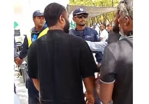ގދ. ގައްދޫ ވޯޓުލާ މަރުކަޒުގައި ހިނގި ހަމަނުޖެހުމުގެ ތެރެއިން -- ފޮޓޯ: ސޯޝަލް މީޑިއާ