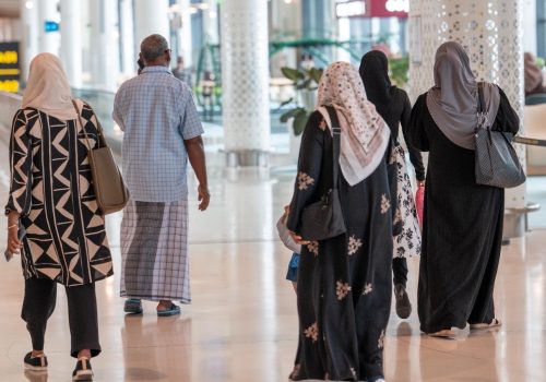 އެއާޕޯޓުގައި ދިވެހިންތަކެއް -- ފޮޓޯ: އެމްއޭސީއެލް
