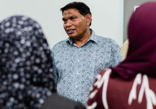 ފެނަކައިގެ އެމްޑީ އަފީފް މުވައްޒަފުންތަކަކާއެކު -- ފޮޓޯ: ފެނަކަ