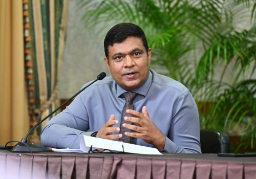 ނޫސްވެރިންގެ ބައްދަލުވުމުގައި ފަތުވެރިކަމުގެ ވަޒީރު އަމީން-- ފޮޓޯ: ރައީސް އޮފީސް