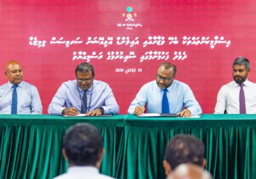 އިސްލާމިކް މިނިސްޓްރީން އައިލެންޑް އޭވިއޭޝަނާ އެކު އެއްބަސްވުމެއްގައި ސޮއިކުރުން -- ފޮޓޯ: އިސްލާމިކް މިނިސްޓްރީ