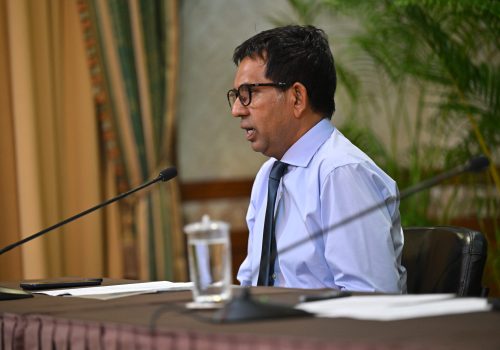 އިކޮނޮމިކް މިނިސްޓަރު މުހައްމަދު ސައީދު ނޫސްވެރިންގެ ބައްދަލުވުމުގަިއ ވާހަކަފުޅުދައްކަވަނީ -- ފޮޓޯ: ރައީސް އޮފީސް