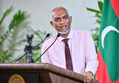 ރައީސުލްޖުމްހޫރިއްޔާ ޑރ. މުހައްމަދު މުއިއްޒު ނޫސްވެރިންނާއި ބައްދަލުކުރައްވަނީ -- ފޮޓޯ: ރައީސް އޮފީސް