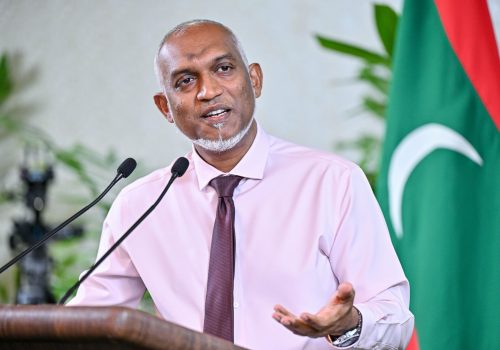 ރައީސުލްޖުމްހޫރިއްޔާ ޑރ. މުހައްމަދު މުއިއްޒު ނޫސްވެރިންނާއި ބައްދަލުކުރައްވަނީ -- ފޮޓޯ: ރައީސް އޮފީސް