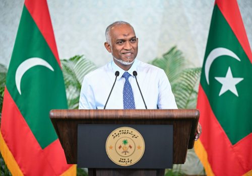 ރައީސުލްޖުމްހޫރިއްޔާ ޑރ. މުހައްމަދު މުއިއްޒު ނޫސްވެރިންނާއި ބައްދަލުކުރައްވަނީ -- ފޮޓޯ: ރައީސް އޮފީސް