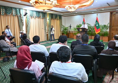 ރައީސް ޑރ. މުހައްމަދު މުިއއްޒު ނޫސްވެރިންނާެއި ބައްދަލުކުރައްވަނީ -- ފޮޓޯ: ރައީސް އޮފީސް