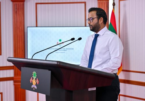 ހައުސިން މިނިސްޓަރު ޑރ. ޢަބްދުالله މުއްޠަލިބު -- ފޮޓޯ: ރައީސް އޮފީސް