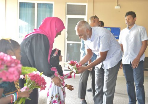 މުއިއްޒު ކެމްޕޭނަށް ބޮޑުތިލަދުންމަތީގައި - ފޮޓޯ ޓްވިޓާ