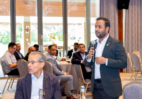 އީގަލް ހިލްސްގެ ވެރިޔާ މުހައްމަދު އަލައްބާރު، ދިވެހި ވިޔަފާރިވެރިންނާއި ދިވެހި މީޑިއާތަކާއެކު ބޭއްވި ބައްދަލުވުމުގެ ތެރެއިން - ފޮޓޯ: ހައުސިން މިނިސްޓްރީ
