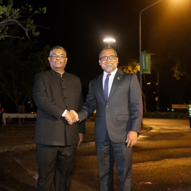 ރާއްޖޭގައި ހުންނަ އިންޑިއާ ހައި ކޮމިޝަނުން އިންތިޒާމުކުރި އިންޑިއާގެ 76 ވަނަ ޖުމްހޫރީ ދުވަހުގެ ހަފްލާގެ ތެރެއިން. މި ހަފްލާގެ ޝަރަފުވެރި މެހުމާނަކީ ރާއްޖޭގެ ޚާރިޖީ ވަޒީރު އަބްދުﷲ ޙަލީލް.