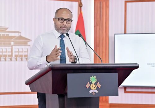 މިނިސްޓަރ އިހުސާން.... ފޮޓޯ: ރައީސް އޮފީސް