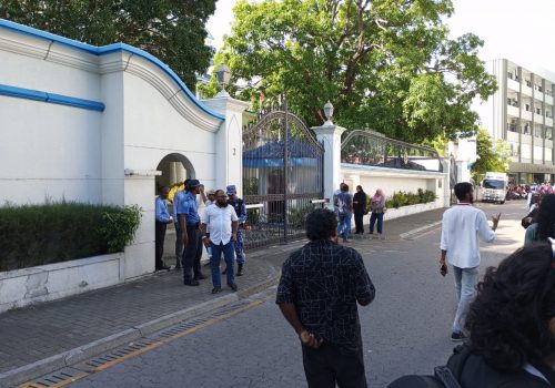 ޕީޕީއެމް/ޕީއެންސީގެ ލީޑަރު އަބްދުﷲ ޔާމީންގެ ކެންޑިޑެސީ މައްސަލައިގެ ފުރަތަމަ އަޑުއެހުން މިއަދު ސުޕްރީމް ކޯޓުގައި ތާވަލުކޮށްފައިވާތީ، އެ މައްސަލައަށް ވަނުމަށް ޕީޕީއެމް/ ޕީއެންސީގެ ލީޑާޝިޕްގެ ބޭފުޅުން ސުޕްރީމް ކޯޓު ބޭރުގައި
-- ސައުވީސް ފޮޓޯ؛ ނަޒީމް ނައުޝާދު