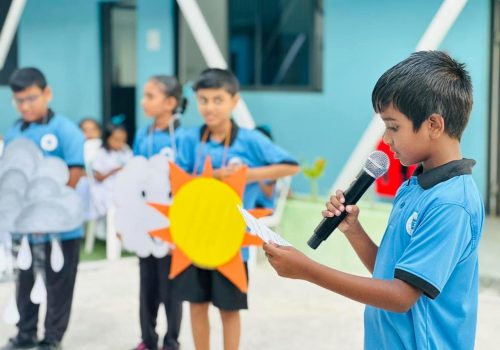 ކާމިލްދީދީ ސްކޫލްގެ ދަރިވަރެއް އެސެމްބްލީގައި ވާހަކަދައްކަނީ--