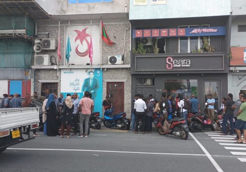 އިންތިހާބު ބޮއިކޮޓް ކުރުމާ ގުޅޭ ގޮތުން އިދިކޮޅުގެ ސެނެޓުން ގޮތެއް ނިންމުމަށް ބޭއްވި ބައްދަލުވުން ހޫނުވެ 
 ޕީޕީއެމް ސަޕޯޓަރުން އެ ޕާޓީގެ އޮފީސް ދޮށަށް އެއްވުން 
 -- ފޮޓޯ ނަޒީމް ނައުޝާދު