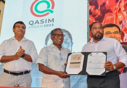 ޑރ. ވަހީދު ހަސަން މަނިކު ޖުމްހޫރީ 
 - ޕާޓީއަށް ސޮއި ކުރައްވަނީ