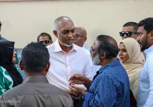 ޕީއެންސީން ކުރިއަށްގެންދިޔަ ދޮރުން ދޮރަށް ހަރަކާތުގައި ރައީސުލްޖުމްހޫރިއްޔާ ޑރ. މުޙައްމަދު މުޢިއްޒު  ބައިވެރިވެވަޑައިގަންނަވަނީ -- ފޮޓޯ: ރާއްޖެ24