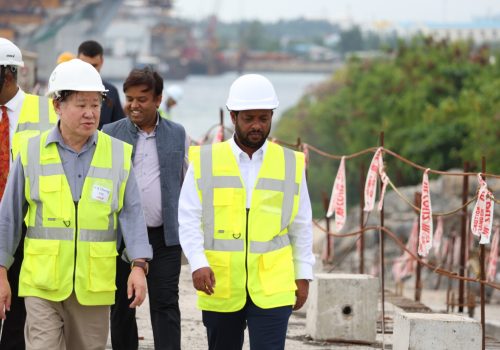 ބިނާރާ ގެދޮރުވެރިކަމާއި ޢުމްރާނީ ތަރައްޤީއާ ބެހޭ ވަޒީރު ޑރ.ޢަބްދުﷲ މުއްތަލިބު ތިލަމާލެ ބްރިޖްގެ މަސައްކަތް ބައްލަވާލެއްވުމަށް ކުރެއްވި ޒިޔާރަތުގެ ތެރެއިން -- ފޮޓޯ: ރާއްޖެ24