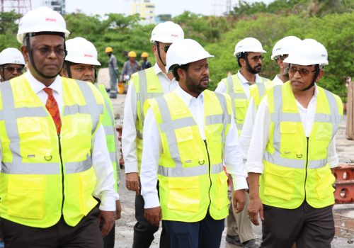 ބިނާރާ ގެދޮރުވެރިކަމާއި ޢުމްރާނީ ތަރައްޤީއާ ބެހޭ ވަޒީރު ޑރ.ޢަބްދުﷲ މުއްތަލިބު ތިލަމާލެ ބްރިޖްގެ މަސައްކަތް ބައްލަވާލެއްވުމަށް ކުރެއްވި ޒިޔާރަތުގެ ތެރެއިން -- ފޮޓޯ: ރާއްޖެ24