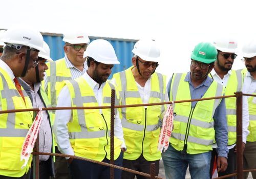 ބިނާރާ ގެދޮރުވެރިކަމާއި ޢުމްރާނީ ތަރައްޤީއާ ބެހޭ ވަޒީރު ޑރ.ޢަބްދުﷲ މުއްތަލިބު ތިލަމާލެ ބްރިޖްގެ މަސައްކަތް ބައްލަވާލެއްވުމަށް ކުރެއްވި ޒިޔާރަތުގެ ތެރެއިން -- ފޮޓޯ: ރާއްޖެ24