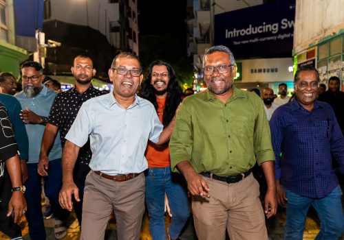 ރޭ ނަޝީދު ސަޕޯޓަރުންނާއެކު މަގުމަތީގައި ހިންގަވަނީ -- ފޮޓޯ: މޫކޭ